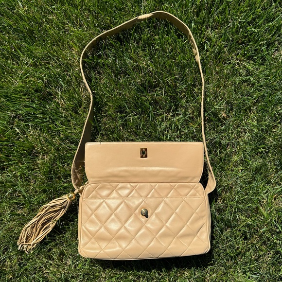 CHANEL lambskin VINTAGE shoulder/cross body bag. From 1994-1996. GORGEOUS! - Picture 6 of 17